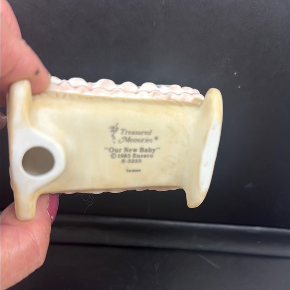 Treasured Memories “Our New Baby” 1983 Ernesco  E-3235 cradel and baby figurine - Picture 3 of 7